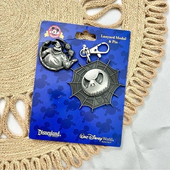 Disney Lanyard Medal And Pin Set - Jack & Oogie Boogie - Picture 2 of 3